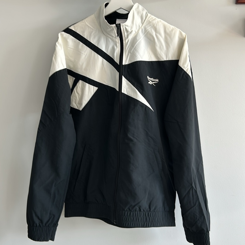 ✨Host pick✨NWOT Reebok Unisex  Classic Vector Black and White Tracktop